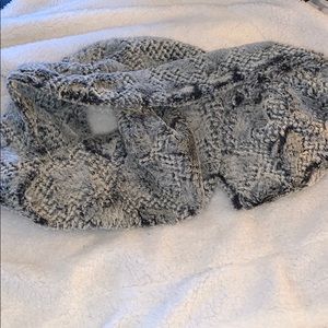 🆕 NWOT LOFT Gray/Black SOFT Infinity Scarf